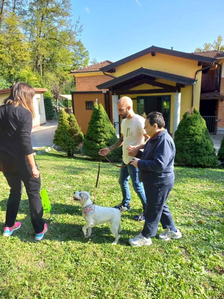 Disabile nel prato che porta a spasso il cane